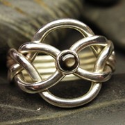 Серебряное кольцо головоломка с черным сапфиром от Wickerring фотография