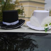 Две шляпы для украшения автомобиля черный и белый, набор 2 шт фото