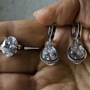 Набор кольцо и серьги родированные с фианитами. фото