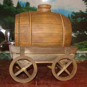 Керамические бочонки для вина на деревянных тележках. фото