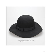 Шляпа черная Аделайн из фетра с полем 7см фото