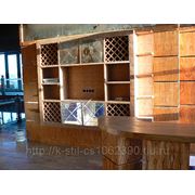 Шкаф встроенный с полками декорироваными кожей и встроеной винотекой 3000*2400*500