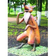 Фигура садово-парковая лиса из сказки колобок фотография