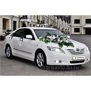 Белая Toyota Camry на свадьбу