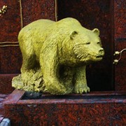 Скульптура Медведь бурый фото