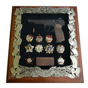 Деревянная ключница с пистолетом Стечкина и наградам­и СССР фотография