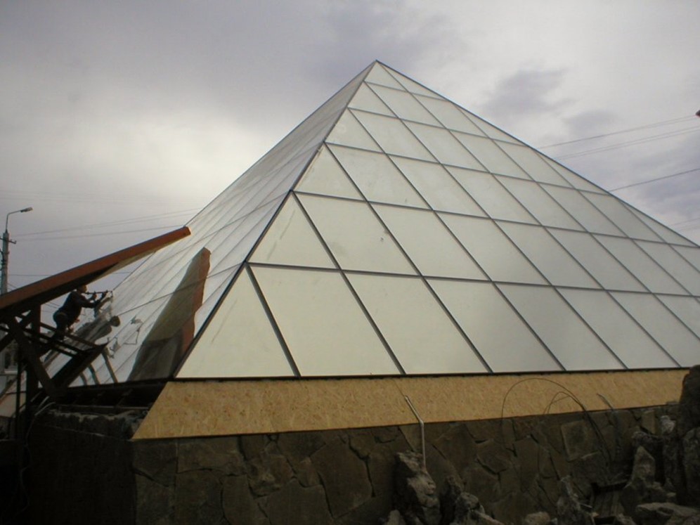 Стекло на пирамидах