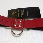 Широкие красные ременные наручники с полукольцом фото