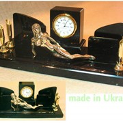 Письменный прибор из камня-мрамора с часами и статуэткой девы. фото
