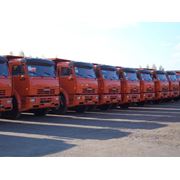 Перегон товарной грузовой техники и автобусов фотография
