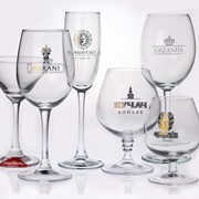 Бокалы, стопки, стаканы с лого фотография
