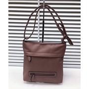 Женская сумка тоут с узором мелкой сеточкой и замочками сбоку из эко кожи 27 х 27 см бежево-кофейная фотография