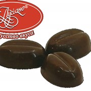 Шоколадные конфеты ручной работы Кофейное зернышко в черном шоколаде фотография