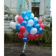 Букет из воздушных шаров- белый, синий красный - 50 штук. фото