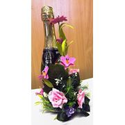“Российское шампанское,“ оформленное композицией из живых цветов. фото