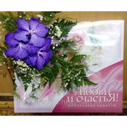 Коробка шоколадных конфет, оформленная цветами голубой орхидеи “Ванда“. фото