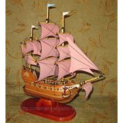 Изготовление моделей парусного корабля с розовыми парусами фото