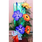 Оформление подарка цветами голубой орхидеи, герберами и голубыми ирисами..