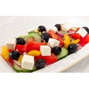 Салат овощной с брынзой и маслинами фото