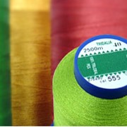 TRIDALIA представляет собой двойную 100% полиэфирную нить для вышивки. Пряжа изготавливается из полиэфирного волокна, сечение которого имеет специальную трехгранную форму, придавая нити особый блеск. фото