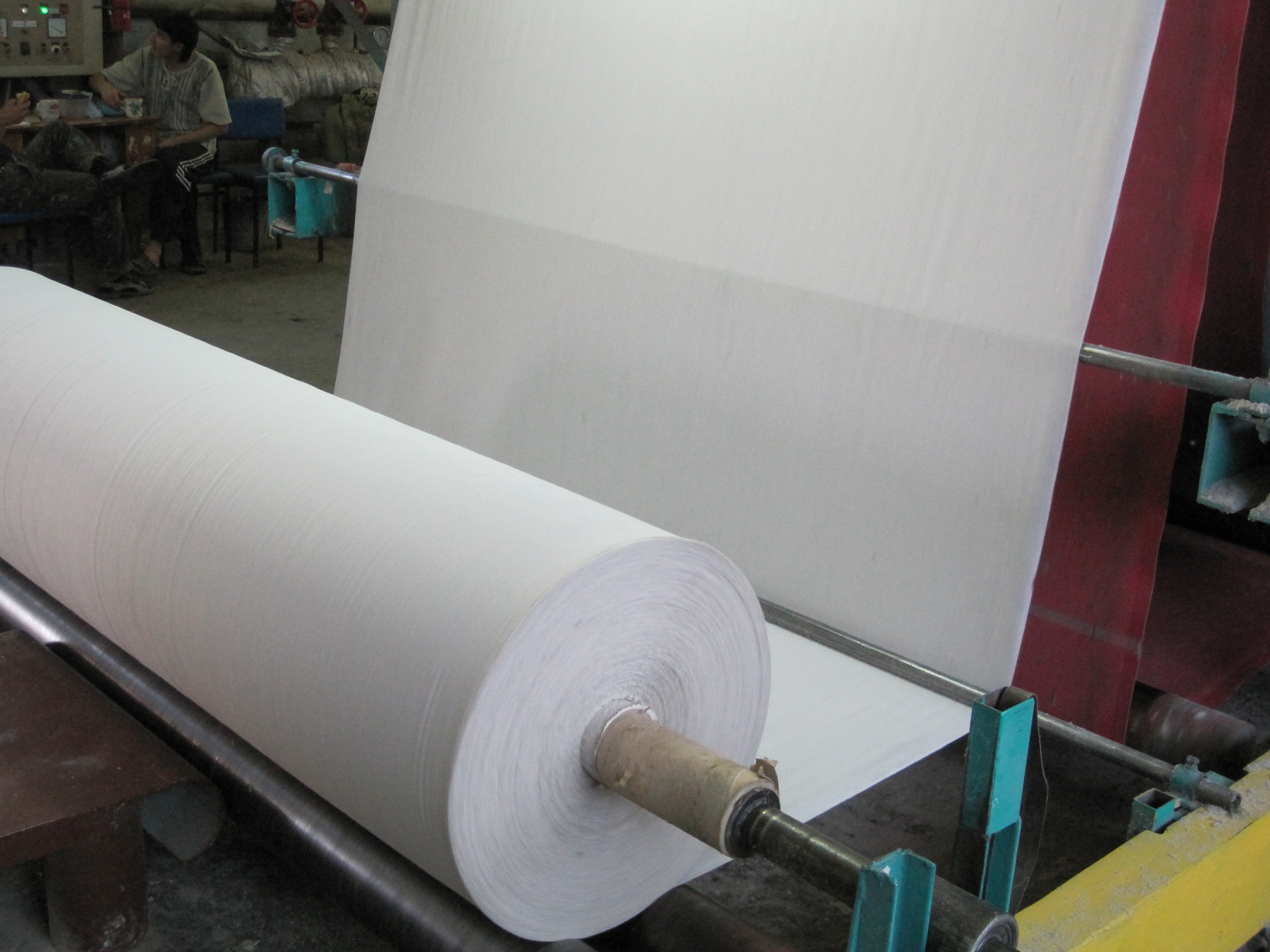 Рулон бумаги основы. Мари кагаз туалетная бумага. Бумага основа для туалетной бумаги. Основа производства бумаги. Бумага в рулонах для производства салфеток.