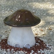 Декоративный грибок, садовая фигура. фотография