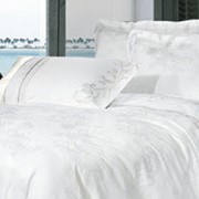 Комплект постельного белья двуспальный с двумя пододеяльниками. фото