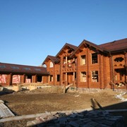 Строительство деревянного дома из оцилиндрованного бревна фотография