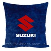 Автомобильная подушка SUZUKI (35х35см) фотография