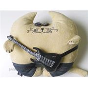 Авторская подушка-игрушка “Кот-гитарист“ 36х36 см фото