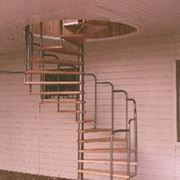 Винтовая лестница в доме. фото