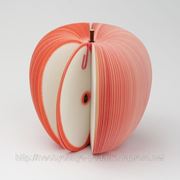 Красное яблоко — бумажные фрукты для записей фотография
