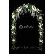 Оригинальная свадебная арка из искусственных цветов и зелени