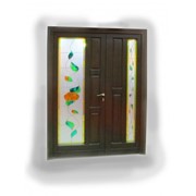 Двери распашные со вставками из цветного стекла фотография