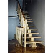 Деревянные лестницы эконом фото