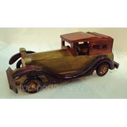 Модель деревянного ретро-автомобиля фото