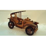 Модель деревянного ретро-автомобиля фото