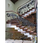 Лестницы с элементами декоративной ковки фотография