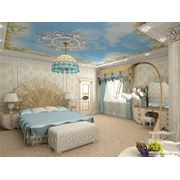 Дизайн спальни с росписью потолка Облака фото
