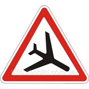 Предупреждающие знаки — Низколетящие самолеты 1.18, дорожные знаки фотография