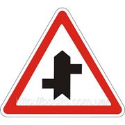 Предупреждающие знаки — Примыкание второстепенной дороги 1.23.4, дорожные знаки фото
