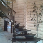 Лестница из дерева с коваными элементами