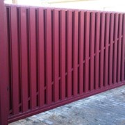 Забор из металлического штакетника фото