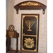 Дверь с религиозной символикой
