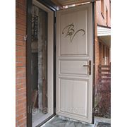 Дверь деревянная входная с резным вензелем, наличниками с каннелюрами и двухцветной покраской по сторонам