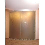 Матовая стеклянная радиусная перегородка с раздвижными двустворчатыми дверями с рисунком фото