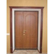 Двустворчатая деревянная дверь