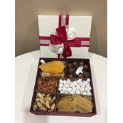 Коробка с сухофруктами и орехами фотография