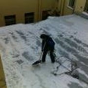 Уборка снега с крыш фото