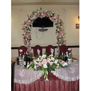Цветочная арка на свадьбу, прокат арки из цветов фото